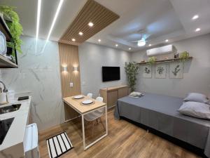 里约热内卢MARAVILHOSO APARTAMENTO NO LEBLON的小房间设有一张床和一张书桌