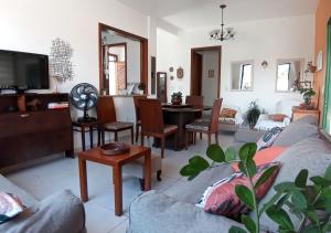 佩尼亚Casa de Praia Penha, Beto Carrero, 500m da Praia da Armação的客厅配有沙发和桌子