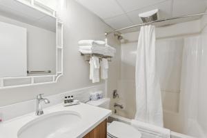 柏斯海滩Cape Suites Room 2 - Free Parking! Hotel Room的一间带水槽、卫生间和镜子的浴室
