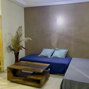 卡萨布兰卡Casablanca Geusthouse的客房配有床、桌子和枕头