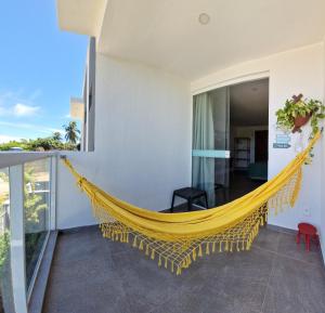 帕里普埃拉MSFlats Paripueira Aconchegante, Moderno Praia Mansa的房屋阳台的吊床