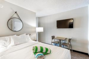 柏斯海滩Cape Suites Room 3 - Free Parking! Hotel Room的一间卧室配有一张床、一张桌子和一面镜子