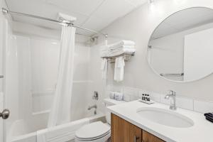 柏斯海滩Cape Suites Room 3 - Free Parking! Hotel Room的一间带水槽、卫生间和镜子的浴室