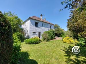 Gîte Courbeveille, 5 pièces, 7 personnes - FR-1-600-101的一座带花园的院子内的白色房子