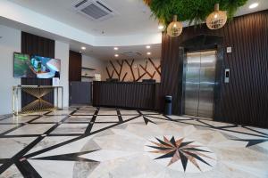 吉隆坡Dê MOCCIS Boutique Hotel的大堂设有瓷砖地板和电梯。