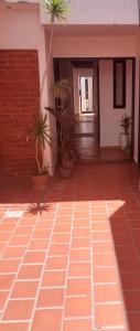 卡塔马卡SUITE A&F Habitación con baño privado的房子地板上种植盆栽的植物的房间
