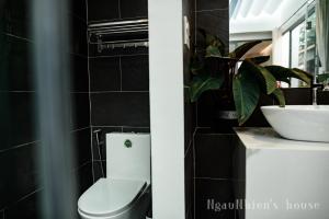 Thôn Dư Khánhngaunhien's house - Homestay的浴室配有白色卫生间和盥洗盆。