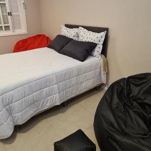 圣弗朗西斯科-迪保拉Hospedagem Almirante的一张床上有两个枕头的房间