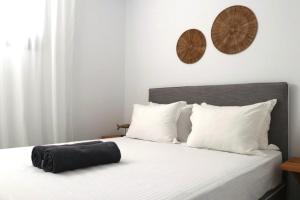 阿吉奥斯普罗科皮奥斯Amy Villa , Agios Prokopis的一间卧室配有带白色床单和白色枕头的床。