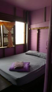 达叻府Crazy Monkey的紫色的客房设有两张床和一扇窗户。