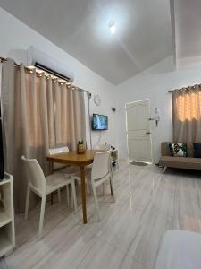 Lapu Lapu CityBungalow House-Olango Island的客厅配有桌椅和沙发