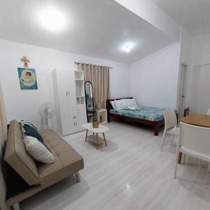 Lapu Lapu CityBungalow House-Olango Island的客厅配有沙发和1张床