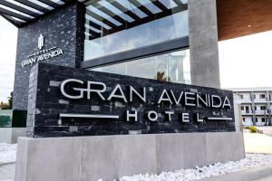 纳沃华Hotel Gran Avenida, Navojoa的大楼前宏伟大道酒店标志