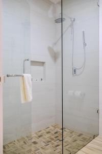 纳沃华Hotel Gran Avenida, Navojoa的浴室里设有玻璃门淋浴