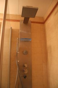 塔雷加Apartaments Tarrega Lagranja的带淋浴喷头的浴室