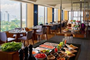 新山Renaissance Johor Bahru Hotel的一间提供自助餐的餐厅
