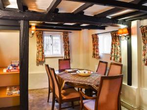 新米尔顿Smugglers Cottage的一间带桌椅的用餐室