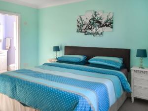波士顿Pondside的蓝色卧室,配有带2个蓝色枕头的床