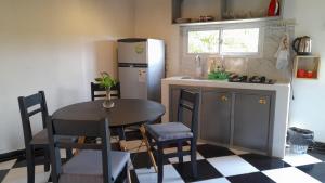 伊瓜苏港Puesta del Sol Apart的一间带桌子和冰箱的小厨房