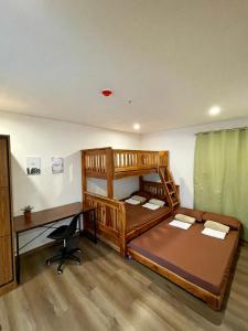 碧瑶CASA JBL Megatower 4的一间卧室配有两张双层床和一张书桌