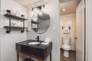 米苏拉Bel Aire Motel的一间带黑色水槽和卫生间的浴室