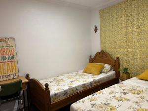 Parua BayJordan Place的一间卧室配有两张单人床、一张桌子和一张床架