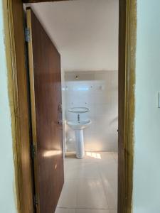 达卡Aaira guest house的一间带水槽和卫生间的浴室