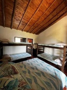 布卡拉曼加Finca Hacienda Casa Prada的一间房间,设有三张双层床