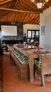 布卡拉曼加Finca Hacienda Casa Prada的一间带桌子和藤椅的用餐室