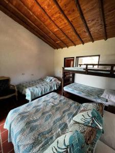 布卡拉曼加Finca Hacienda Casa Prada的带两张双层床的客房中的两张床