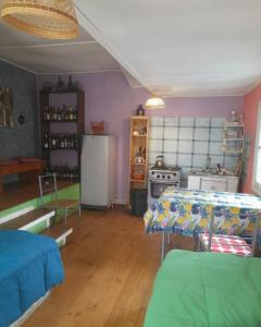 埃尔基斯科Cabañas Isla Neruda的厨房配有2张桌子和冰箱