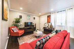 East Palo AltoStanford Traveler's love & Cozy Bay trail house的客厅配有红色沙发和电视