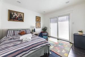 East Palo AltoStanford Traveler's love & Cozy Bay trail house的一间卧室设有一张床和一个大窗户