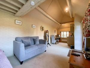 BroughtonOaklands Farm - Cottage 4的客厅配有沙发和桌子