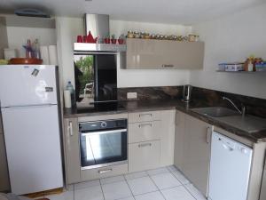 滨海阿热莱斯Villa Argelès-sur-Mer, 2 pièces, 4 personnes - FR-1-776-9的厨房配有白色冰箱和水槽