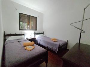 LondresCasa Suyay的一间卧室设有两张床和窗户。