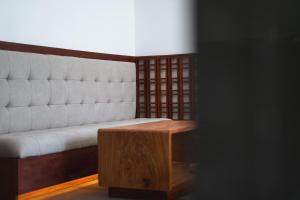 瓜隆岛隆赛度假酒店的一间带长凳和木桌的房间