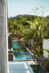 瓜隆岛隆赛度假酒店的享有度假村景致的游泳池