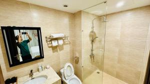 富国May Hotel Sonasea Phu Quoc的一位女性拍着带淋浴的浴室的照片