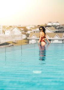 暹粒Two Seasons Siem Reap Hotel的站在游泳池里的比基尼的女人