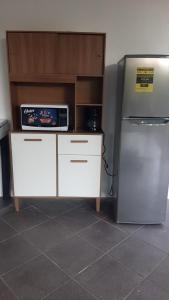 拉利伯塔德RANCHO SARIMAR的厨房配有微波炉和冰箱。