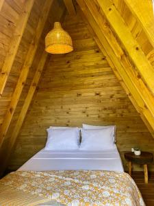 卡利ALMAH GLAMPING的木制阁楼卧室配有一张床