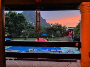 迪坡斯特兰Los Cruxes的从窗户可欣赏到游泳池的景色