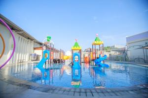明古鲁省Two K Azana Style Hotel Bengkulu的一个带水上滑梯的水上公园的游泳池