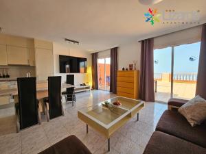 圣地亚哥港7Lizards - Ocean View Apartments的客厅配有沙发和桌子