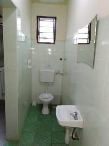 蒙巴萨Cingaki Hotel的白色的浴室设有卫生间和水槽。