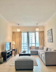 迪拜Lovely 1 bedroom apartment for vacations的带沙发和电视的客厅