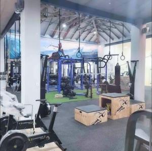 巴利托362@BallitoHills的健身房设有举重室,配有机器