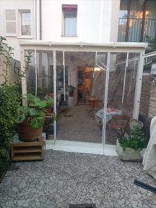 拉文纳R&B Il Cerchio的推拉玻璃门,带庭院的房子