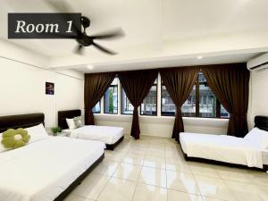 瓜拉丁加奴The Urban Lodge 1的客房设有两张床和吊扇。